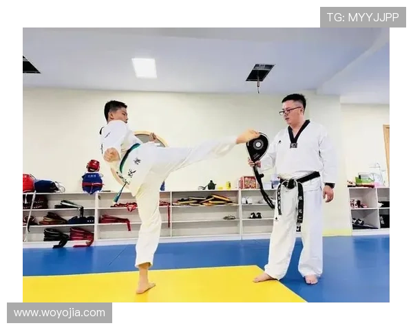 跆拳道训练中常见错误解析及纠正方法助你提升技能